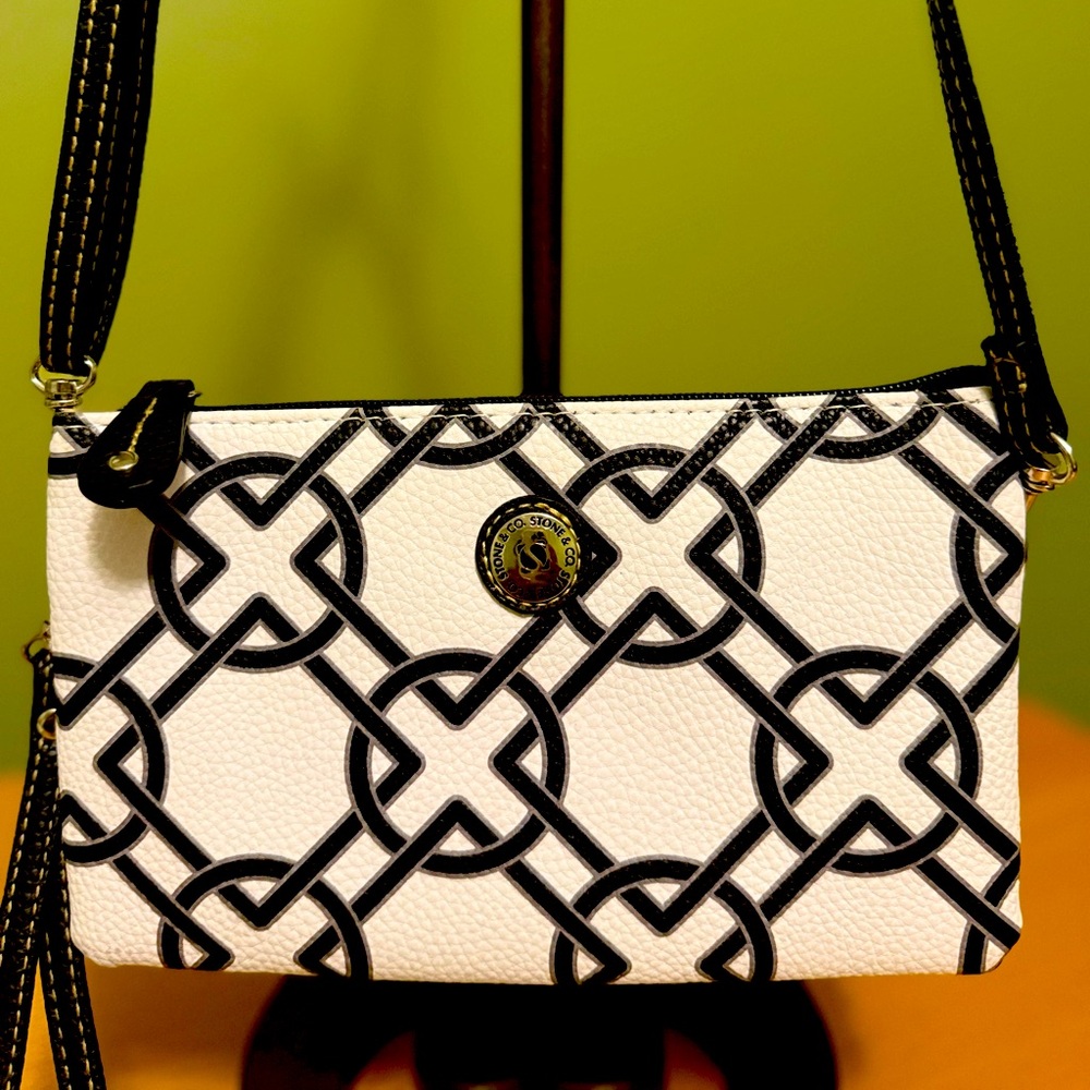 🌸Stone & Co. pre-owned crossbody bag. XBB10.